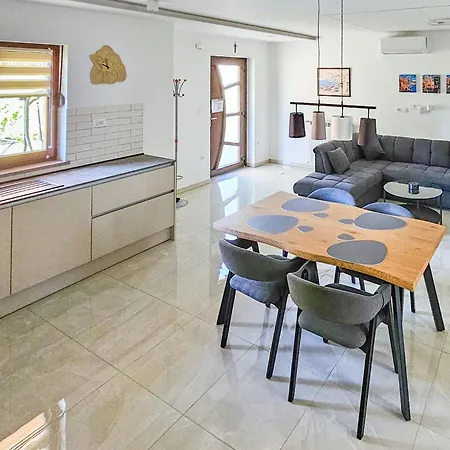 M&l By Interhome Rupa