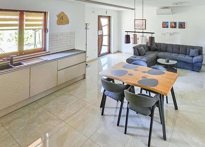 M&l By Interhome Rupa